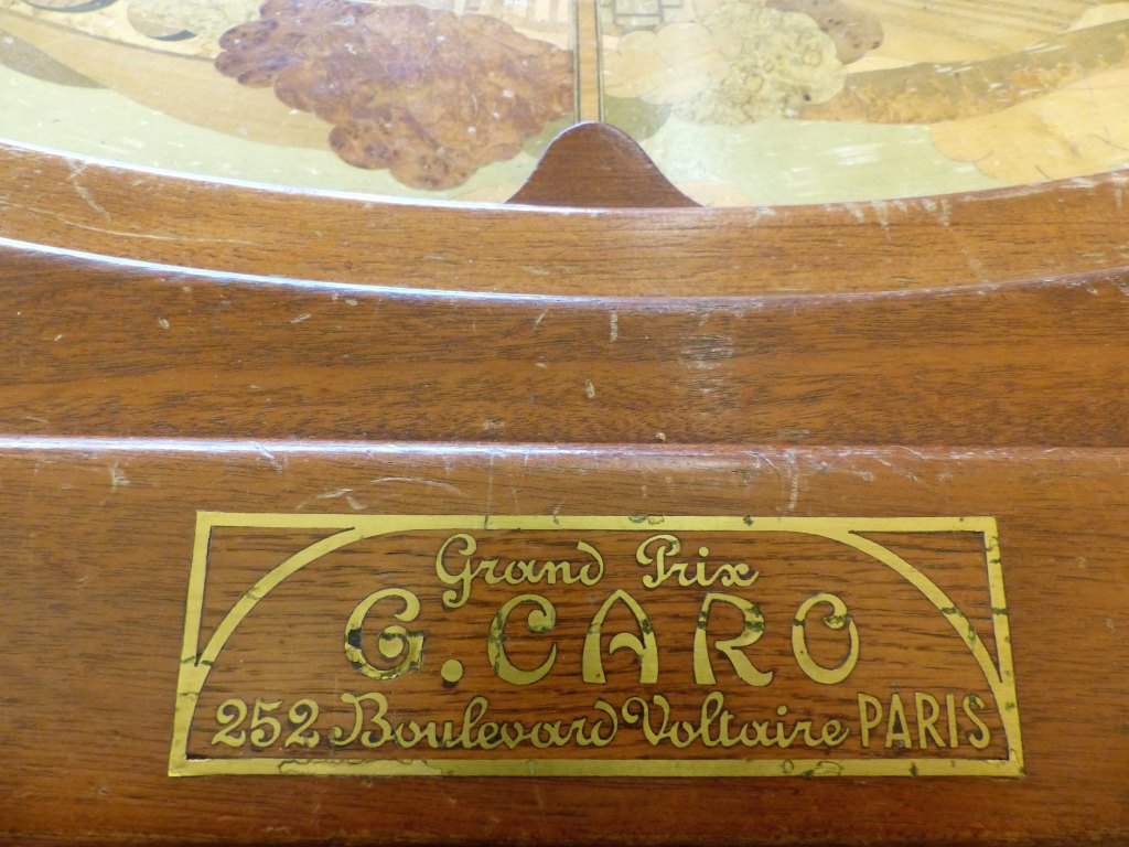 Plateau, détail de la marque : "Grand Prix G. CARO 252 Boulevard Voltaire Paris".