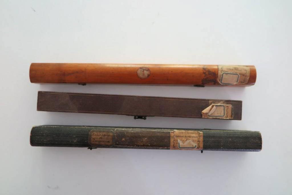 Vue de dessus des trois boîtes fermées des tubes de Natterer.