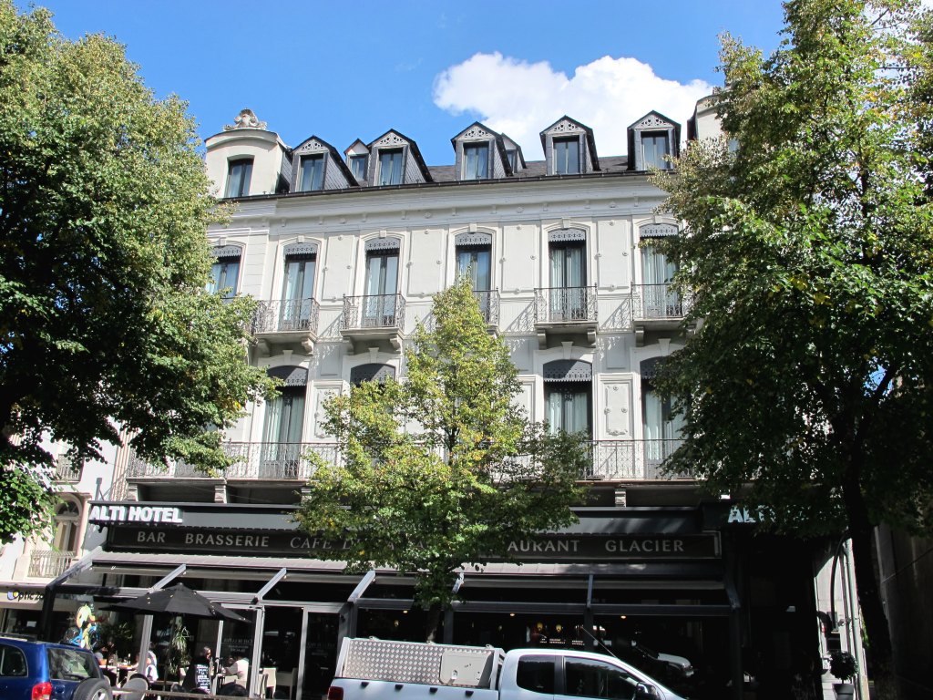 Vue d'ensemble de la façade.
