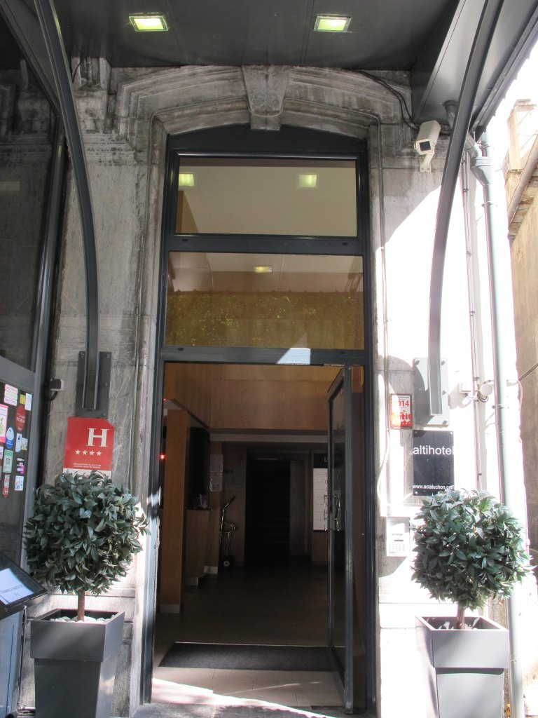 Vue de l'entrée de l'hôtel.