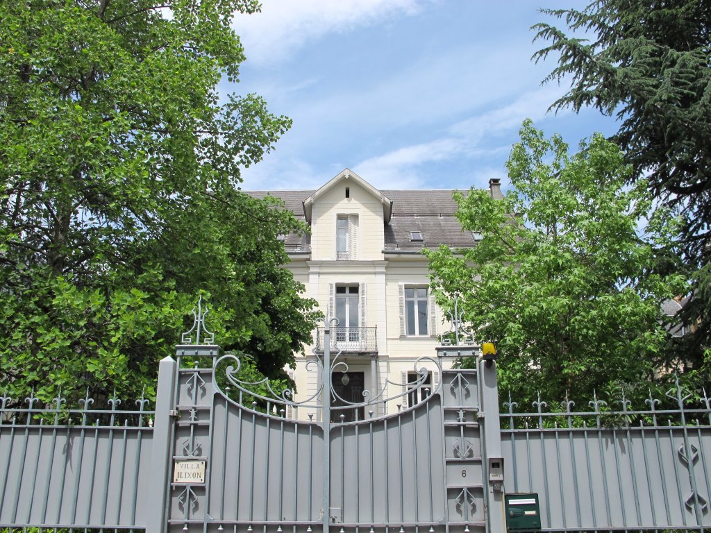 Vue du portail et de la façade.