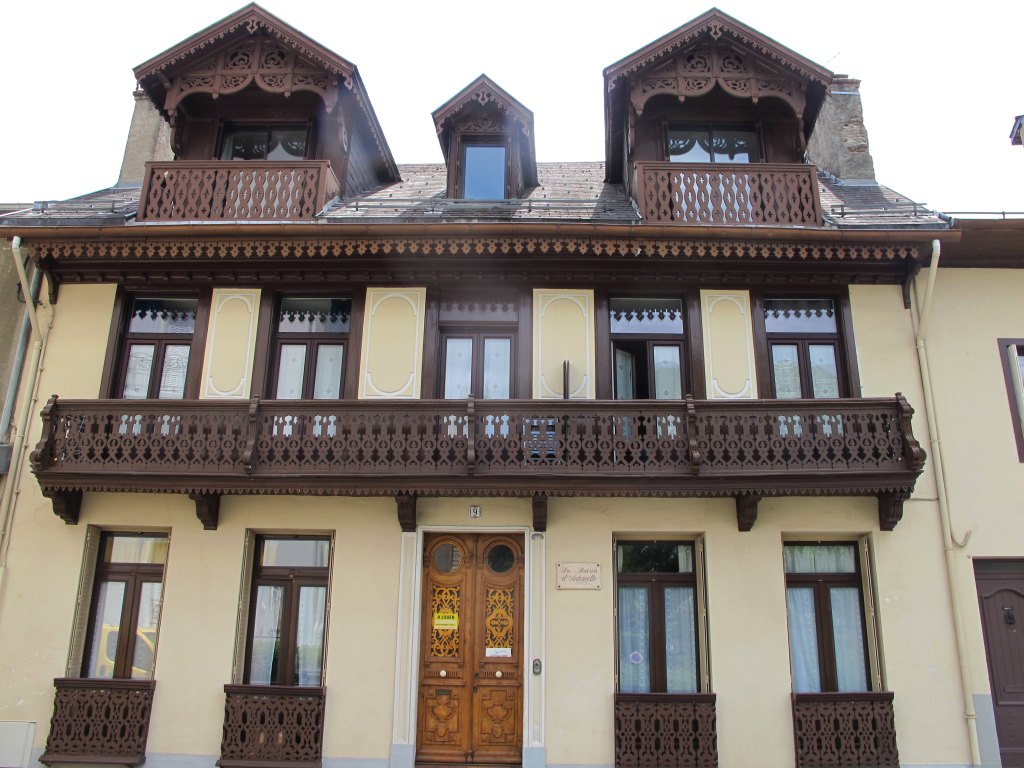 Vue d'ensemble de la façade.