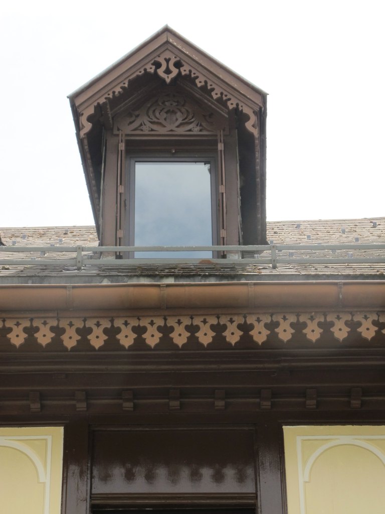 Détail de la lucarne centrale.