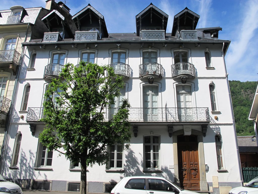 Vue d'ensemble de la façade.
