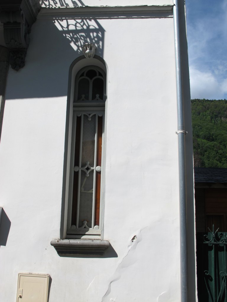 Détail de la baie étroite nord de la façade au rez-de-chaussée.