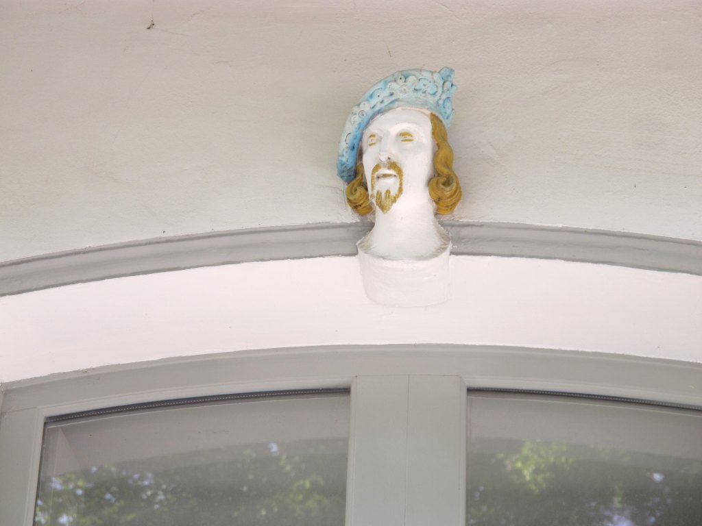 Détail du décor de tête d'homme sur la clé d'une baie du rez-de-chaussée.
