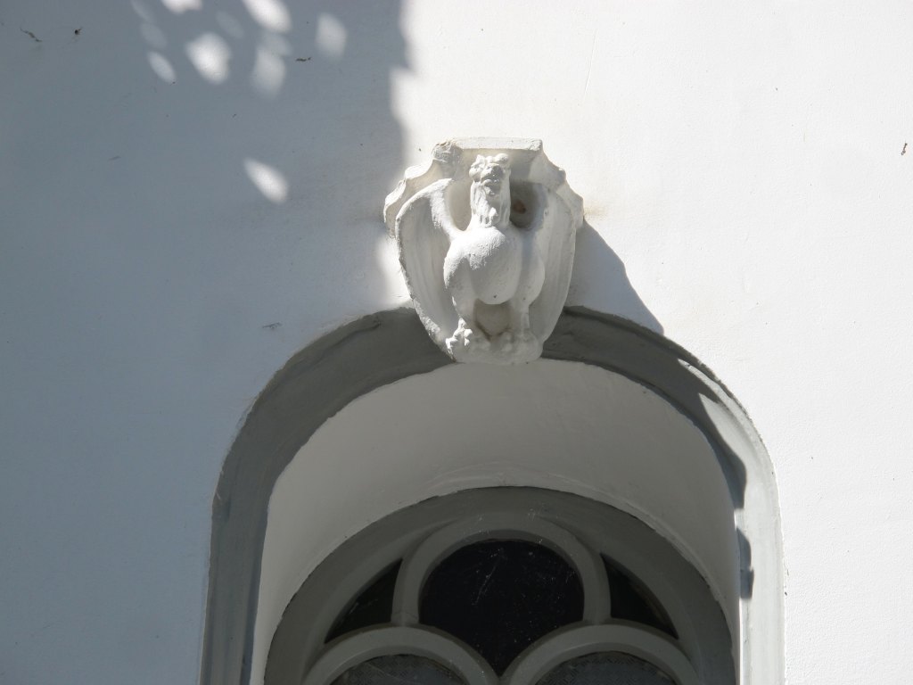 Détail du décor d'aigle à la clé d'une des baies étroites.