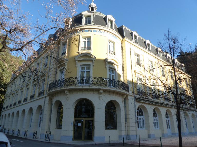 Hôtel du Portugal, entrée par la tour centrale du bâtiment. ; Hôtel du Portugal. 