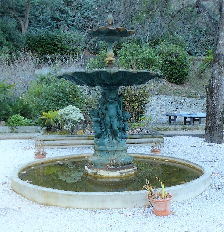 Fontaine du square Pétersen.  ; Fontaine ornant le square Petersen