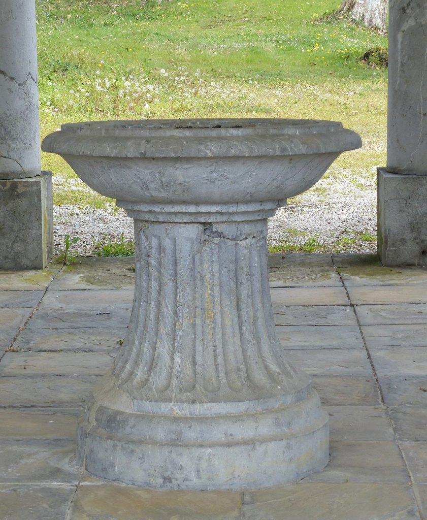 La vasque de l'ancienne buvette Louise.