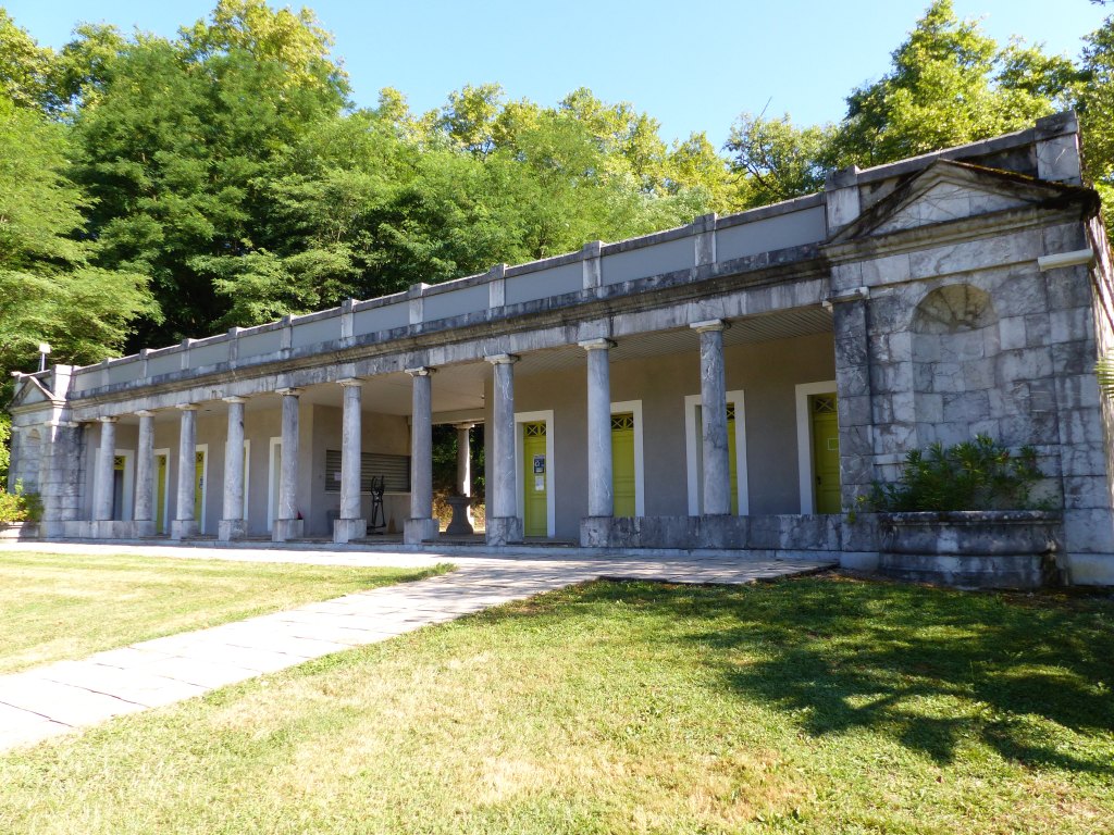 Vue générale sud-est du bâtiment construit vers 1990.