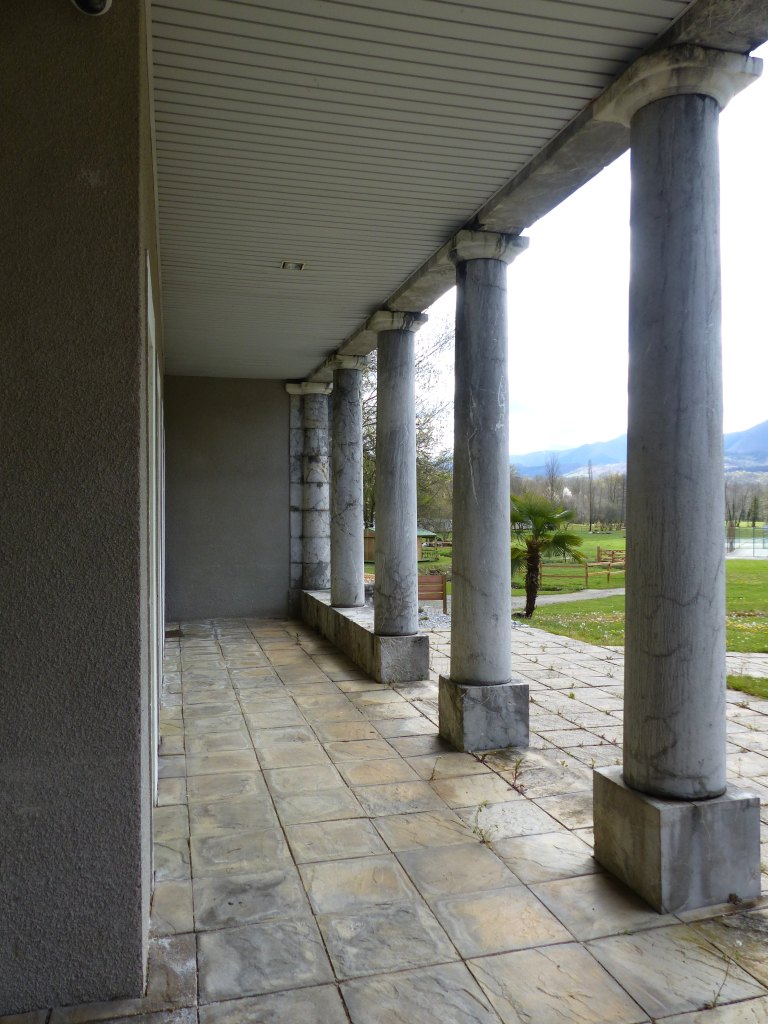 Vue ouest du vestibule du bâtiment construit vers 1990.