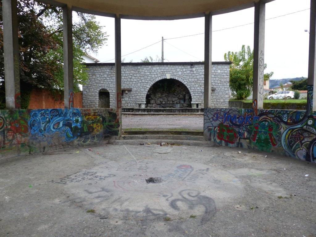 Vue sud-est, depuis l'intérieur de la buvette.