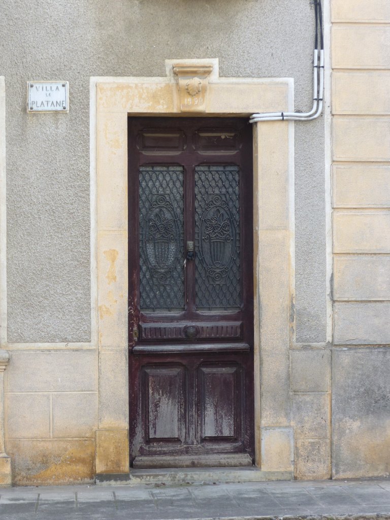 Porte principale de la façade.