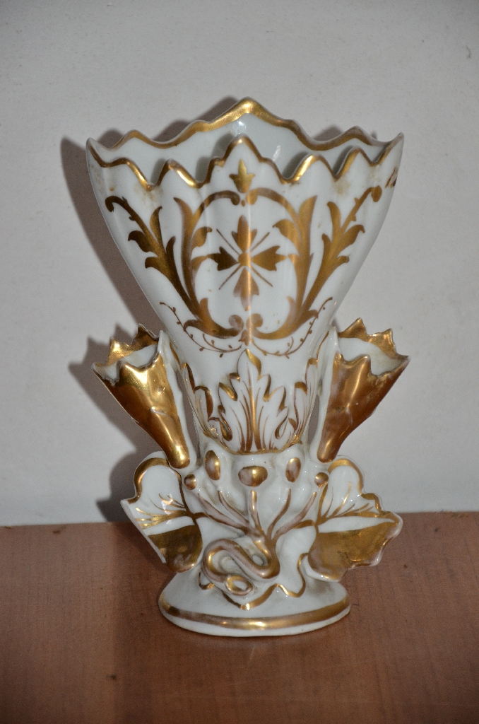 Ensemble de 3 vases d'autel en porcelaine dure et dorés à la poudre d'or