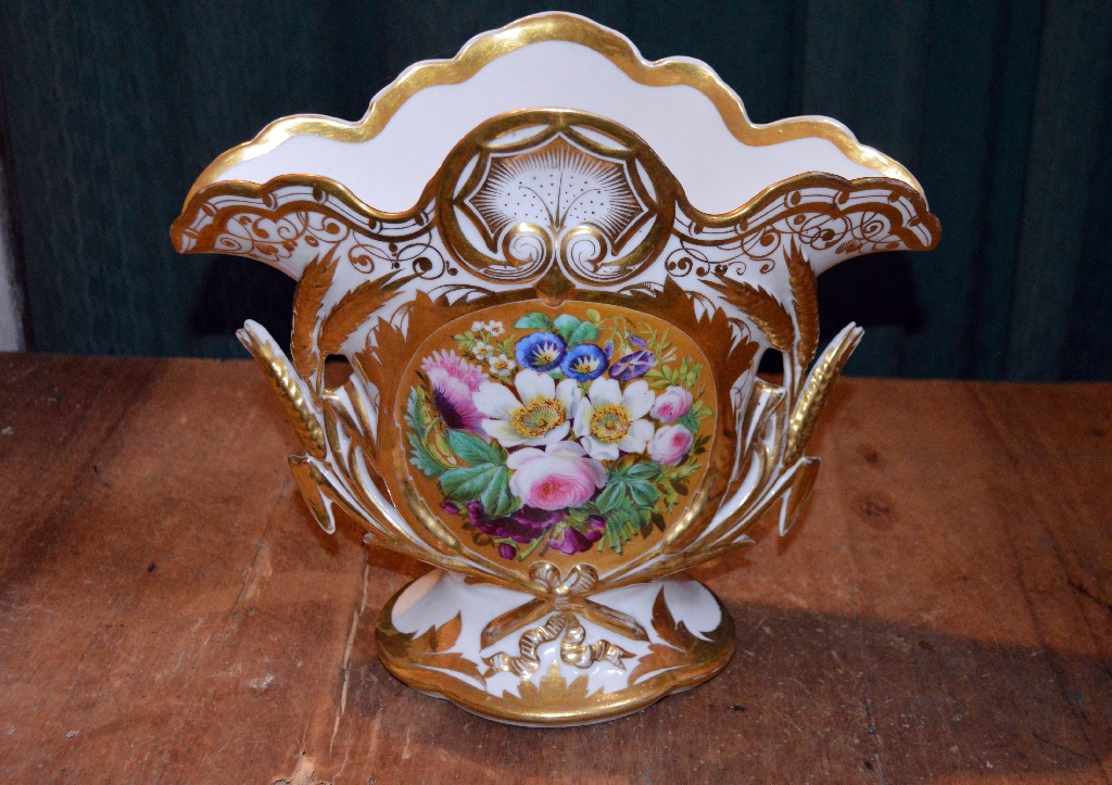 Vase d'autel de style néo-rocaille : bouquet de fleurs