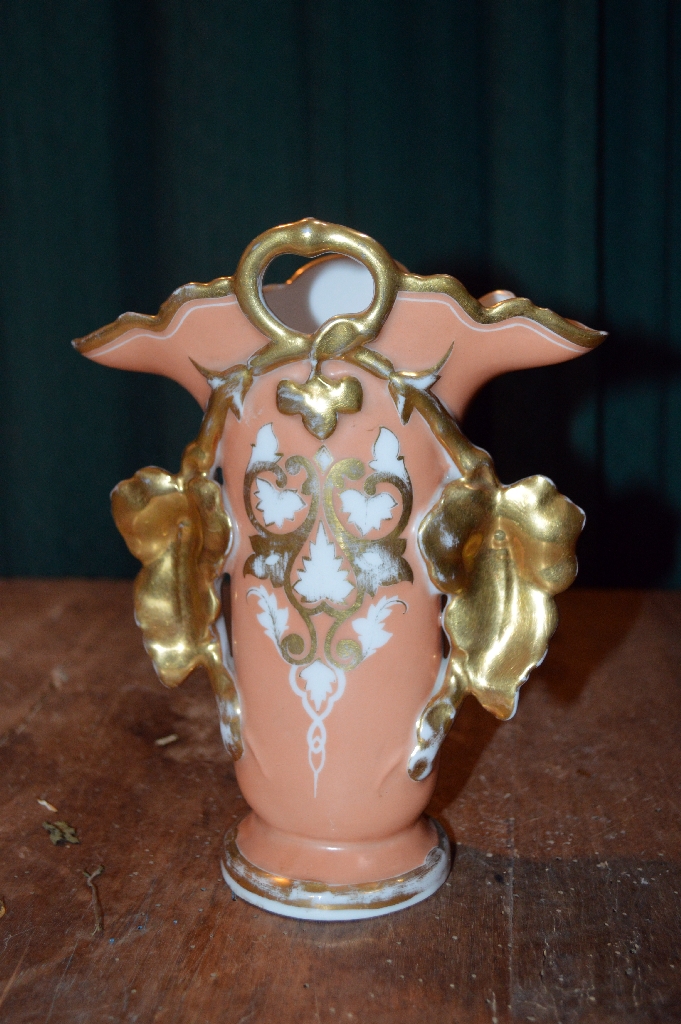 Vase d'autel de style néo-rocaille : rinceaux et feuilles de lierre
