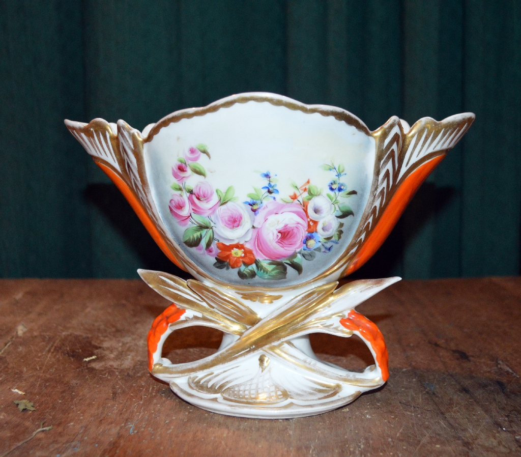 Vase d'autel à cornet : décor de roses anciennes et d'anémones