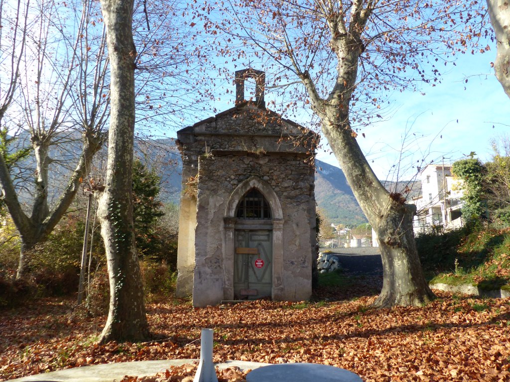 Vue d'ensemble de la façade. 