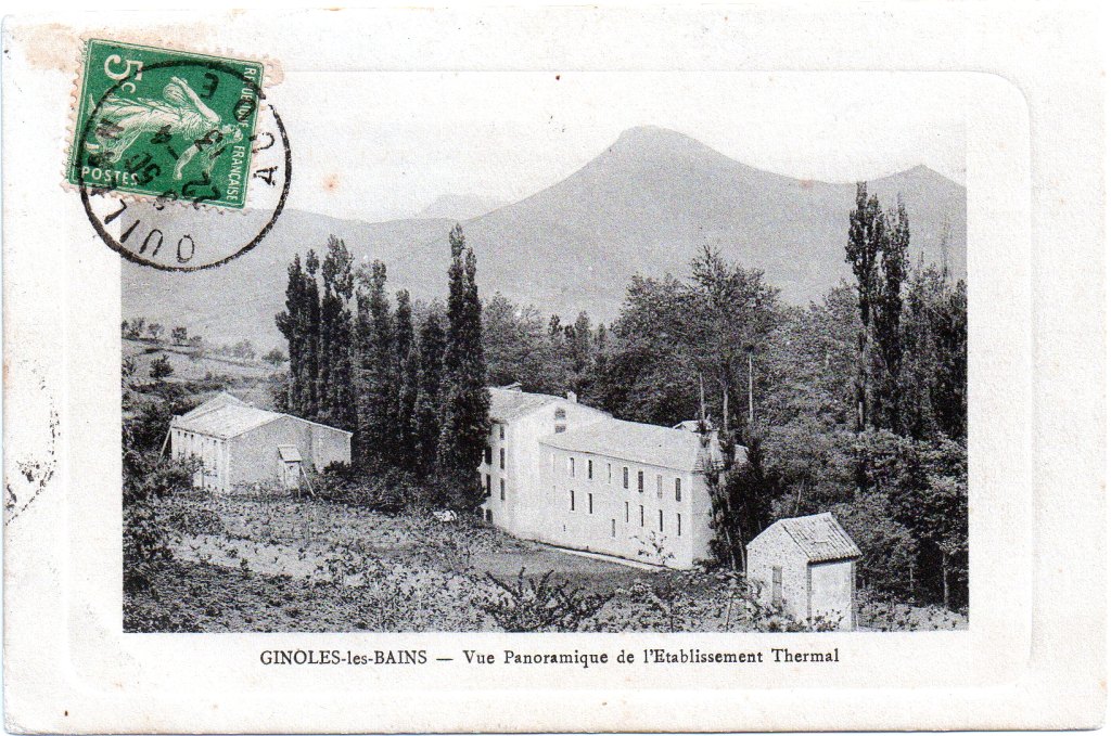 Carte postale ancienne : vue panoramique de l'établissement thermal, villa des roses sur la gauche.  ; Vue panoramique de l'établissement thermal.  ; Carte postale ancienne : vue panoramique de l'établissement thermal.  ; Carte postale ancienne : vue d'ensemble du site avec le parc à l'arrières-plan. ; Carte postale ancienne : vue d'ensemble de la station avec l'hôtel Ste Eulalie sur la droite. 