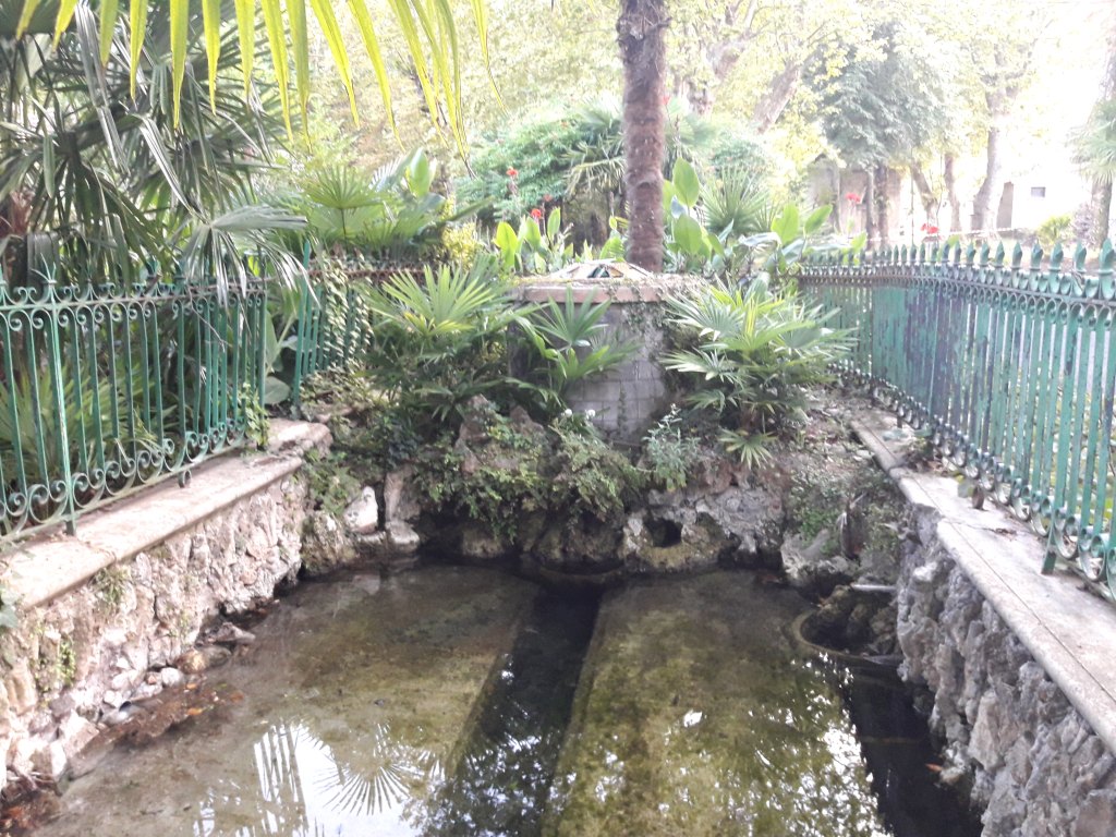 Vue d'ensemble de l'aménagement de la source-buvette.  ; Vue de l'état actuel de la buvette