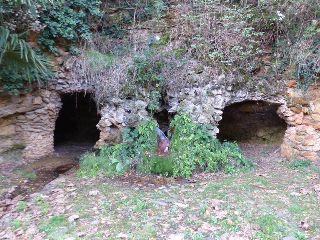 Vue d'ensemble de l'aménagement de  la source-buvette. 