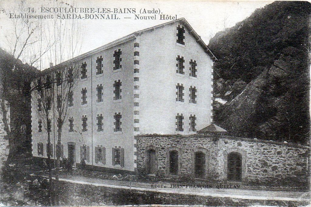 "Les bains forts, sur la route de Mont-Louis, Escouloubre-les-Bains.  ; Carte postale représentant le nouvel hôtel de lâ€™établissement Sarda-Bonnail à Escouloubre-les-Bains. ; Carte postale représentant le nouvel hôtel de lâ€™établissement Sarda-Bonnail à Escouloubre-les-Bains."