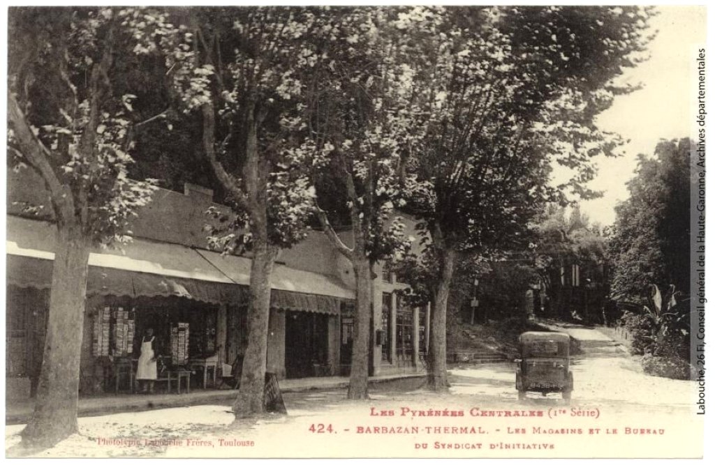 "Barbazan-thermal : les magasins et le bureau du syndicat d'initiative", carte postale.