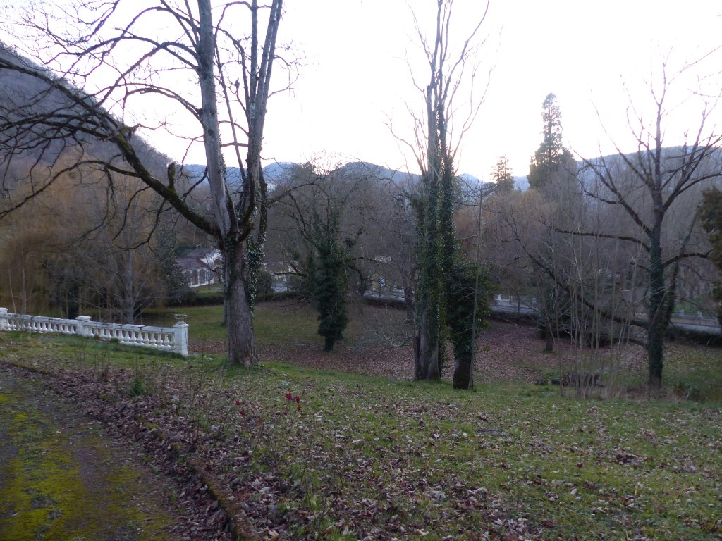 Le parc de l'ancien hôtel, vue depuis l'est.