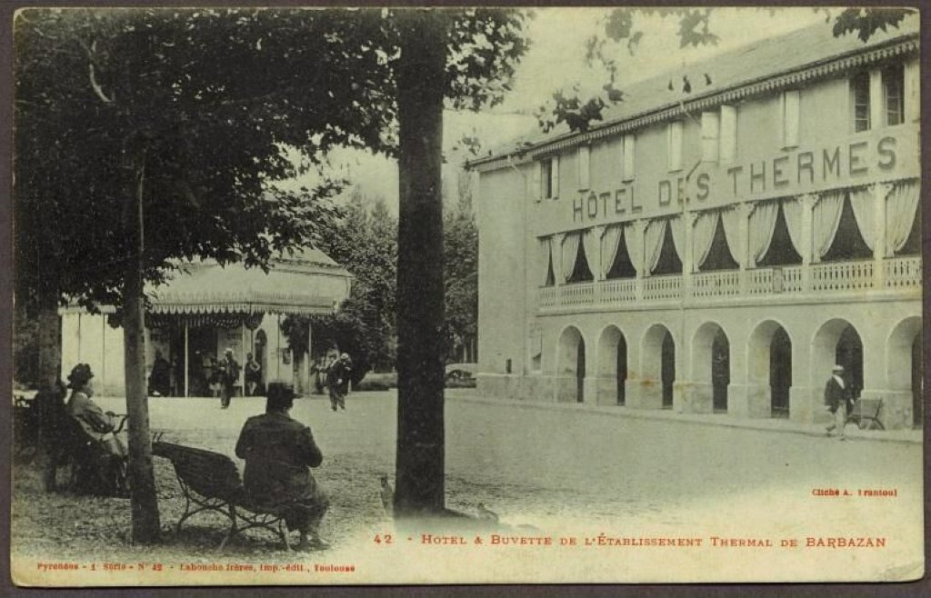 "Hôtel et buvette de l'établissement thermal", carte postale, vers 1903.