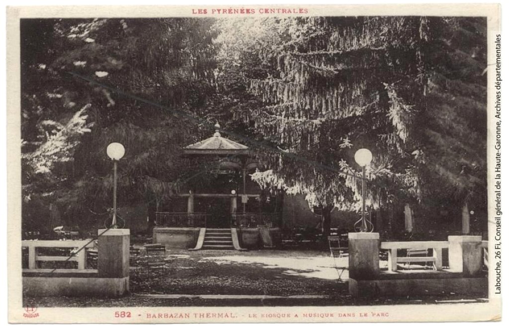 Le kiosque à musique devant le casino.