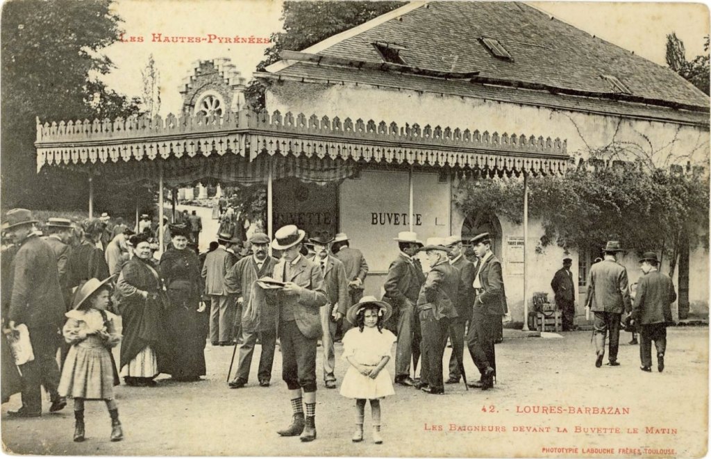 Les baigneurs devant la buvette (entre 1903 et 1909).