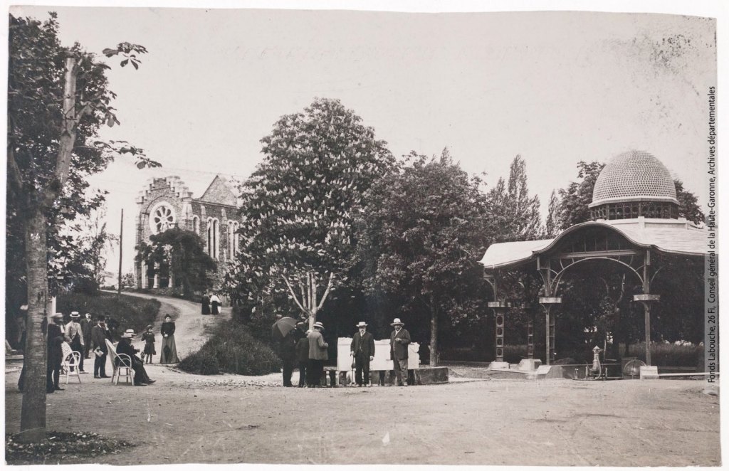 La nouvelle buvette et le chemin de la chapelle.