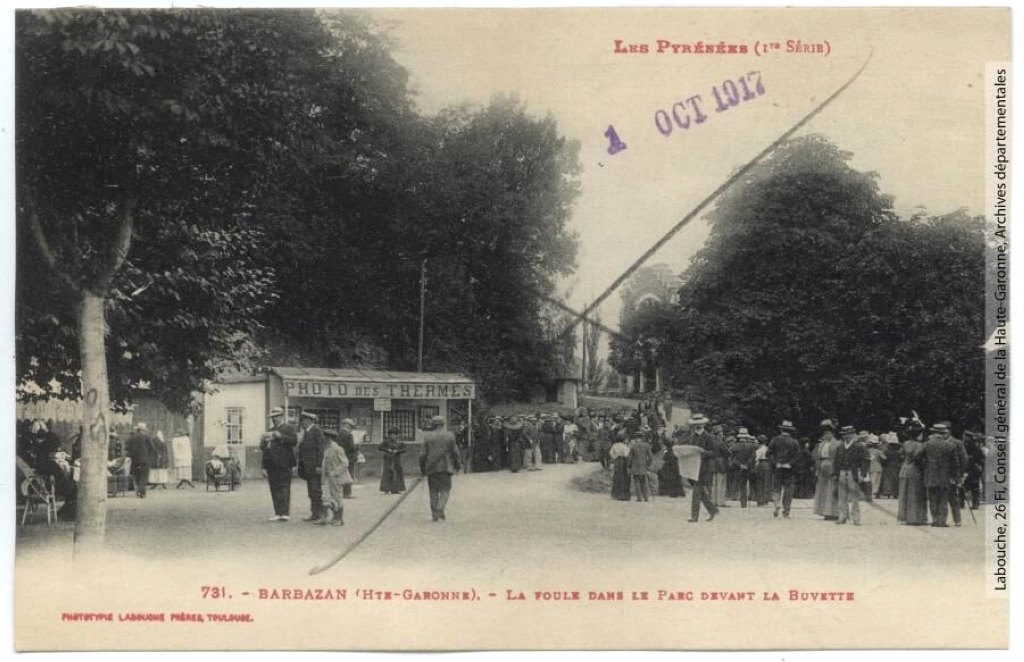 La foule dans le parc devant la buvette.