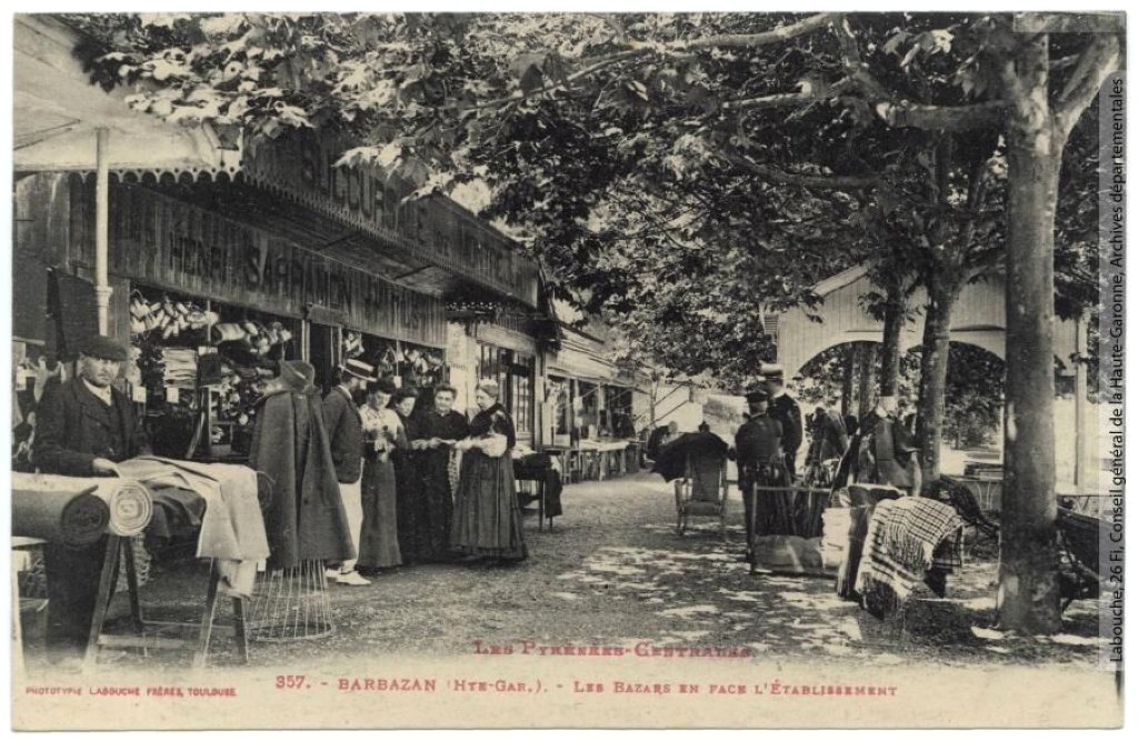 Les bazars en face de l’établissement.