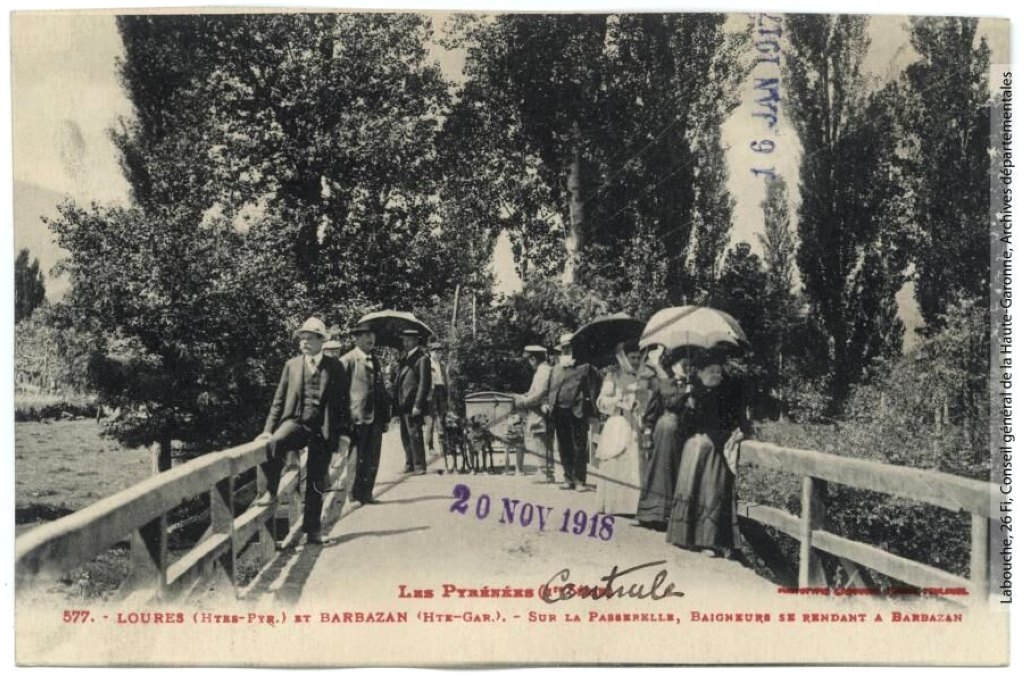 Sur la passerelle, baigneurs se rendant à Barbazan.