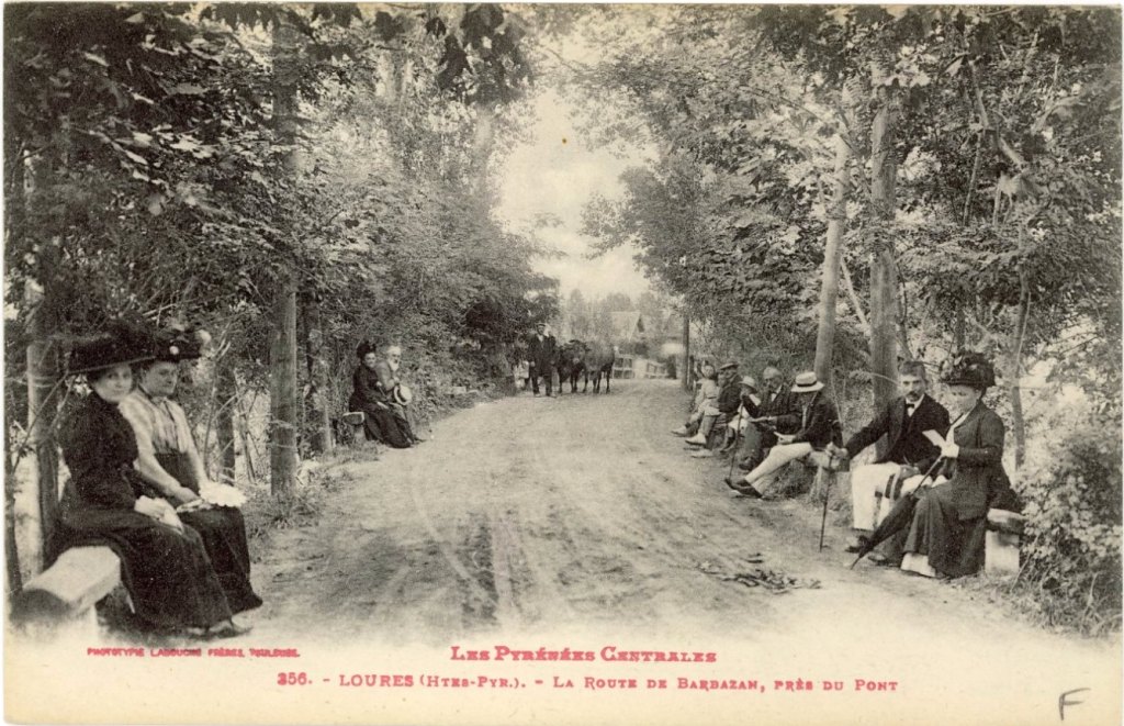 Loures : la route de Barbazan près du pont.