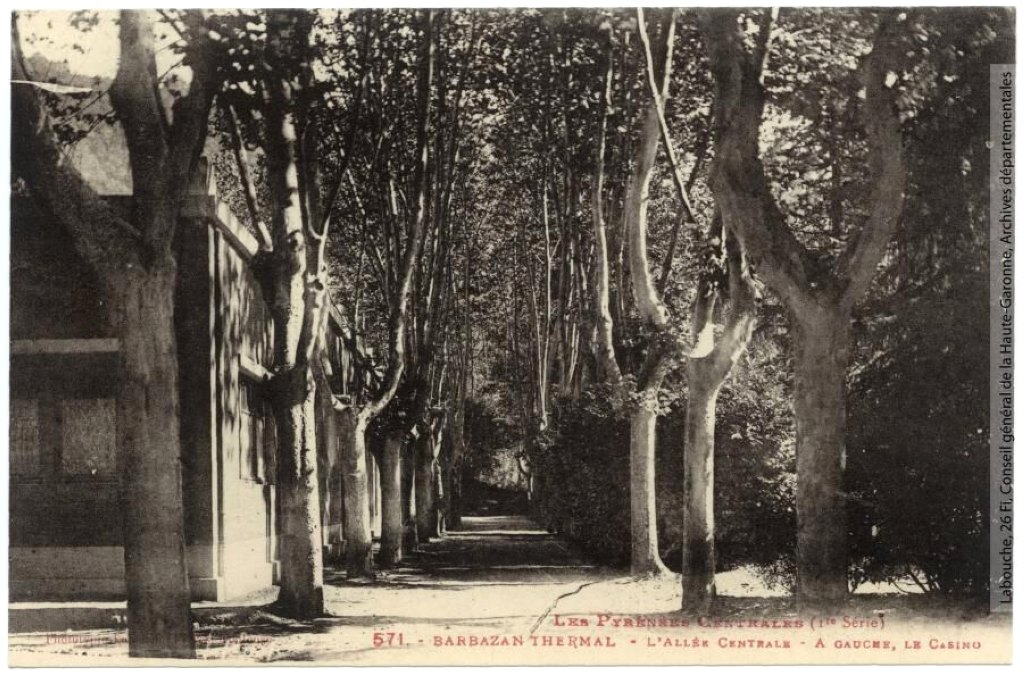 L’allée centrale, à gauche le casino.