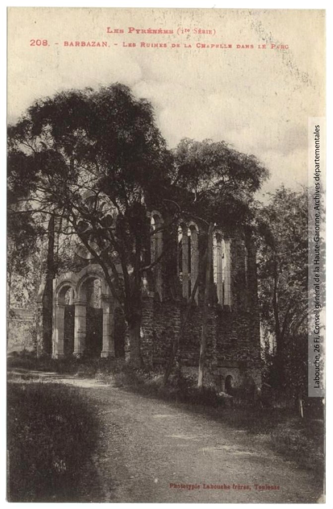 Les ruines de la chapelle dans le parc.