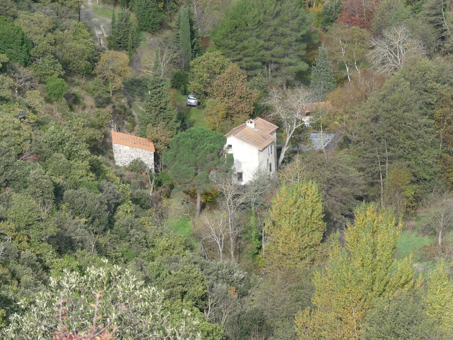 Vue plongeante sur le moulin.