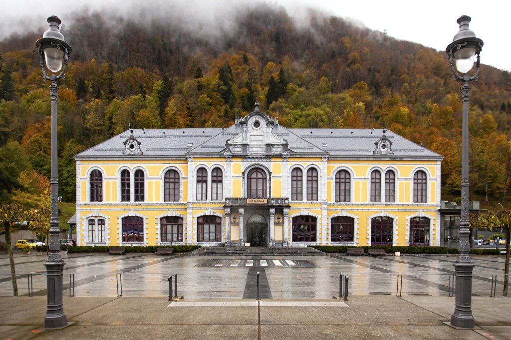 Casino (ancien) et thermes des Œufs (anciens), actuellement cinéma et piscine municipale