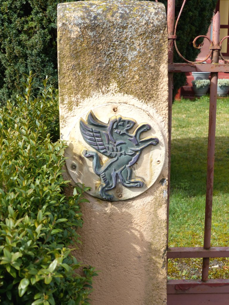 Détail d'un poteau du portail.