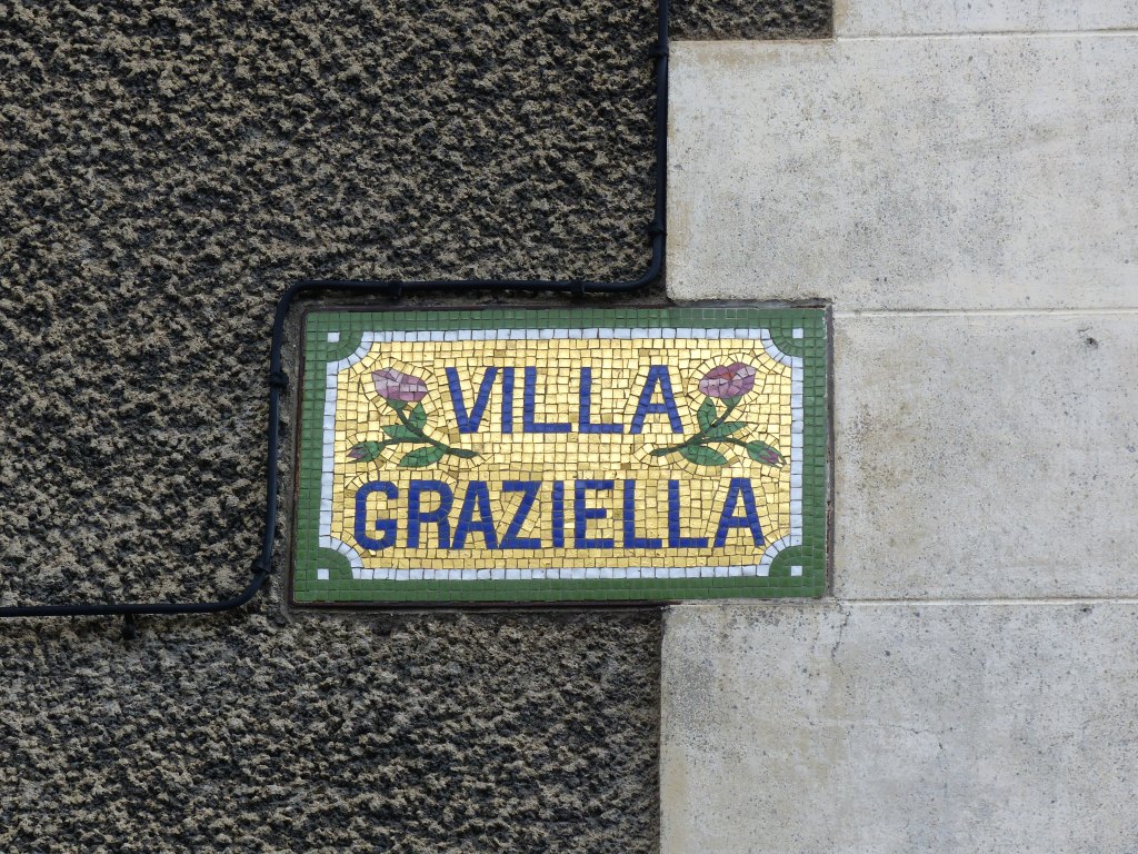 Plaque en mosaïque, pignon sur rue.