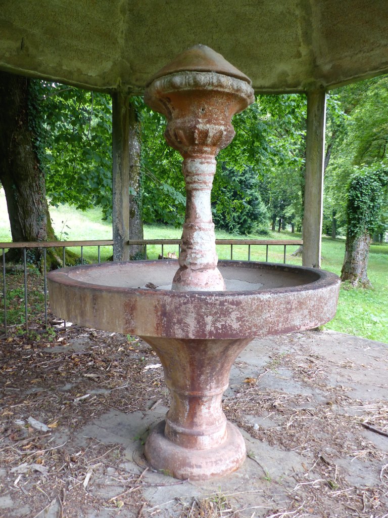 La fontaine.