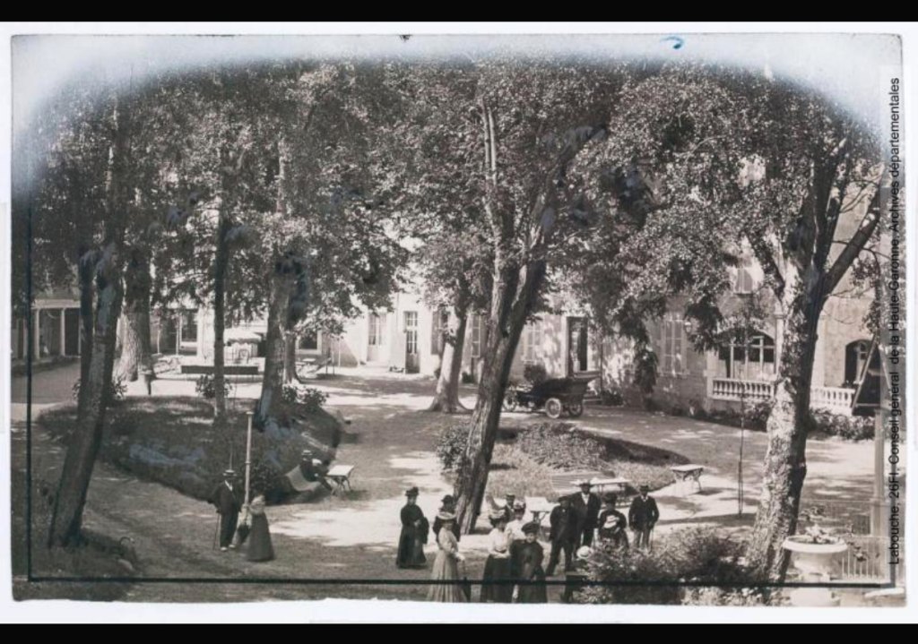 Jardin arboré devant l'ensemble thermal, vue depuis le sud-est.