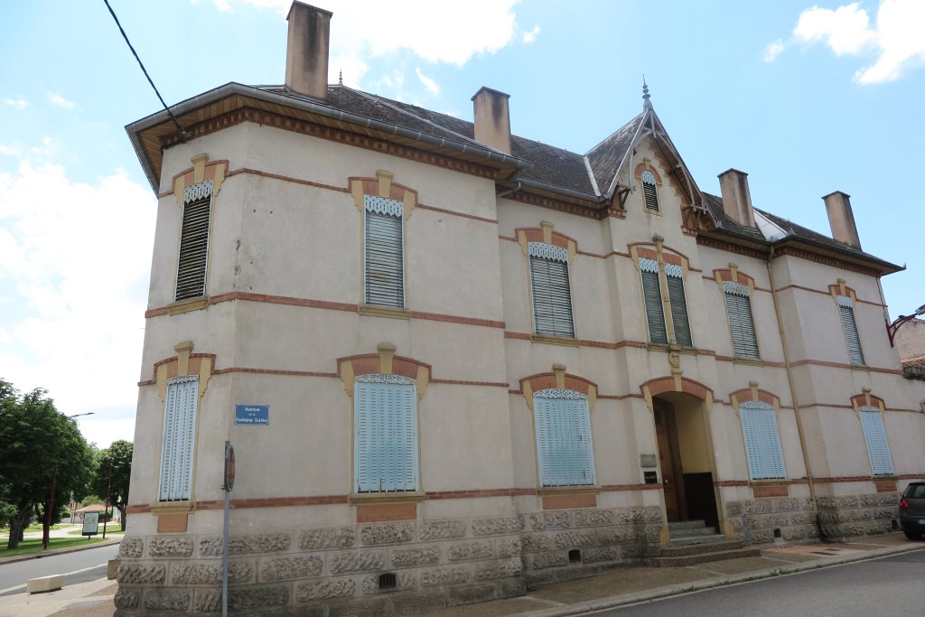 Vue de la façade principale de la maison construite par le Docteur C. Barbé, avenue de la Fontaine Salée.