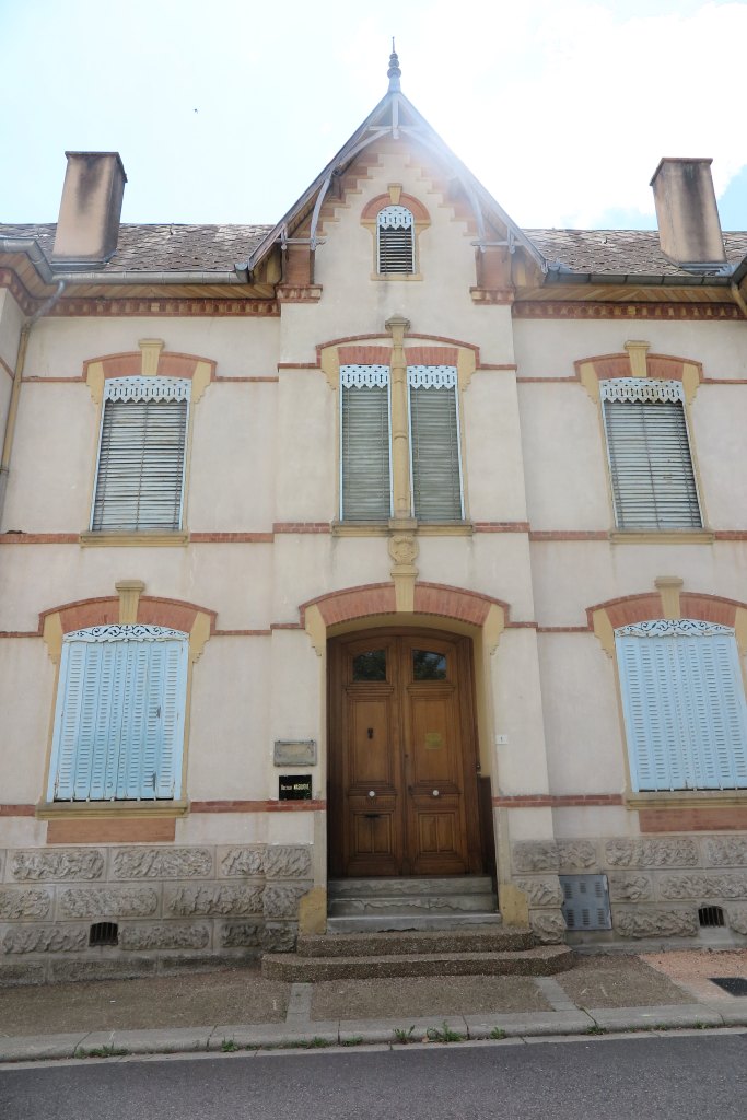 Vue de la travée centrale de la façade de la maison construite pour le docteur C. Barbé.