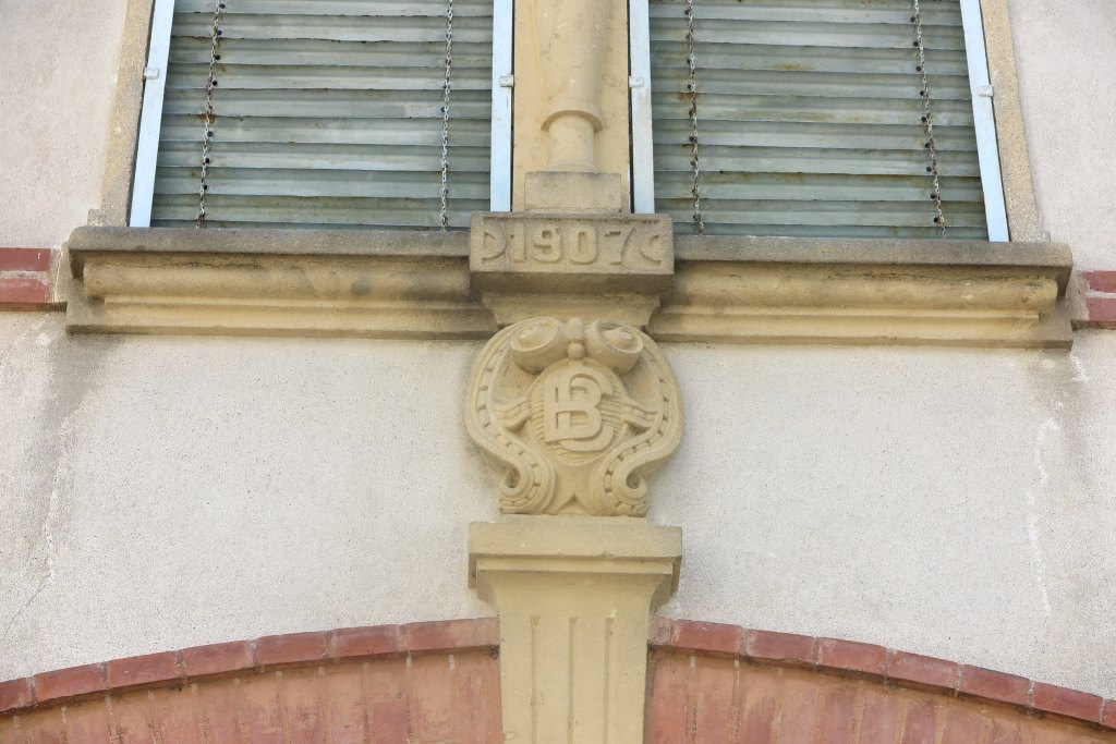 Détail du monogramme du Docteur Camille Barbé sur la façade de sa maison.