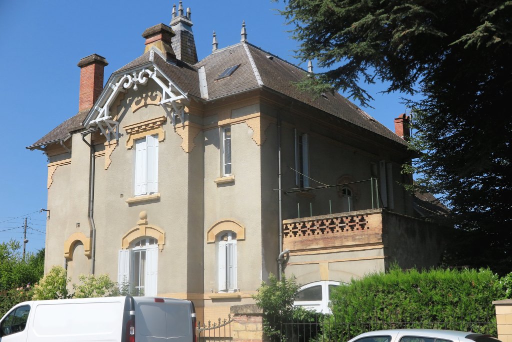 Vue de la façade est de la maison avec le garage construit plus tard sur la droite.