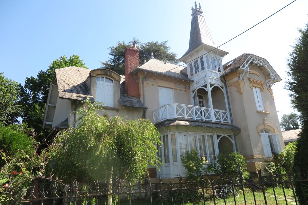 Vue de la façade (sud) principale de la maison.